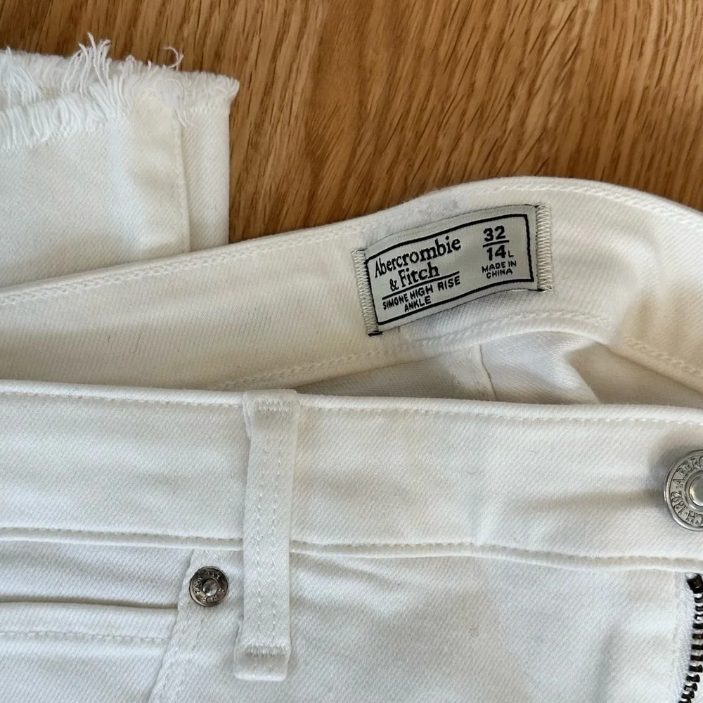 *NWT* Abercrombie & Fitch White Denim Simone High Rise Ankle Jeans, Size 32 - Picture 3 of 4